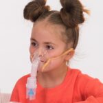 девочка дышит через небулайзер Little Doctor LD-215С