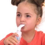 девочка использует ингалятор Little Doctor LD-215С