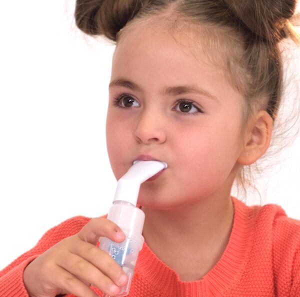 Little Doctor LD-215С девочка использует ингалятор Little Doctor LD-215С